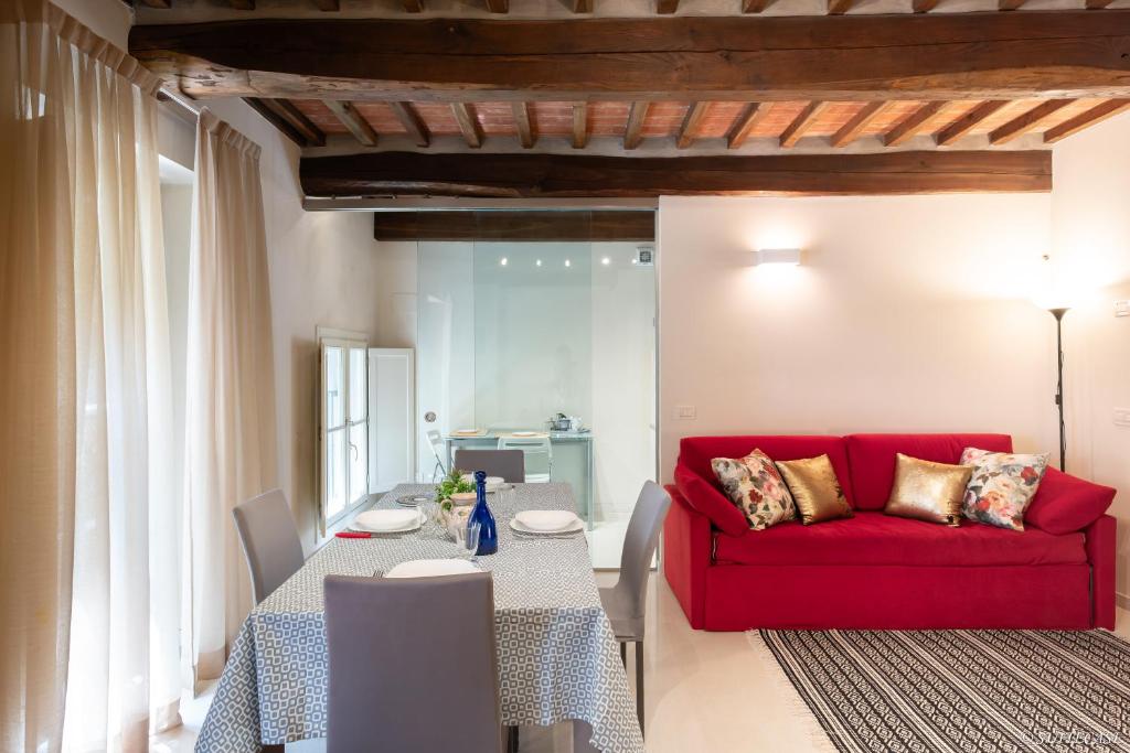 Alessandra Apartment up to Six People – Lucca